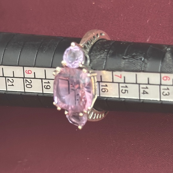 Elegant Pink Gemstone Ring - Picture 3 of 9